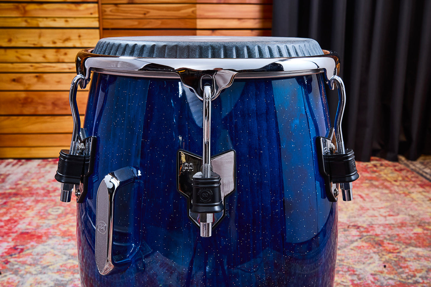 Conga William 'Kachiro' 11" 3/4, fût pin de Nouvelle-Zélande 3 plis, hauteur 76.2cm, peau cuir de veau noir, cercles SSR 4mm