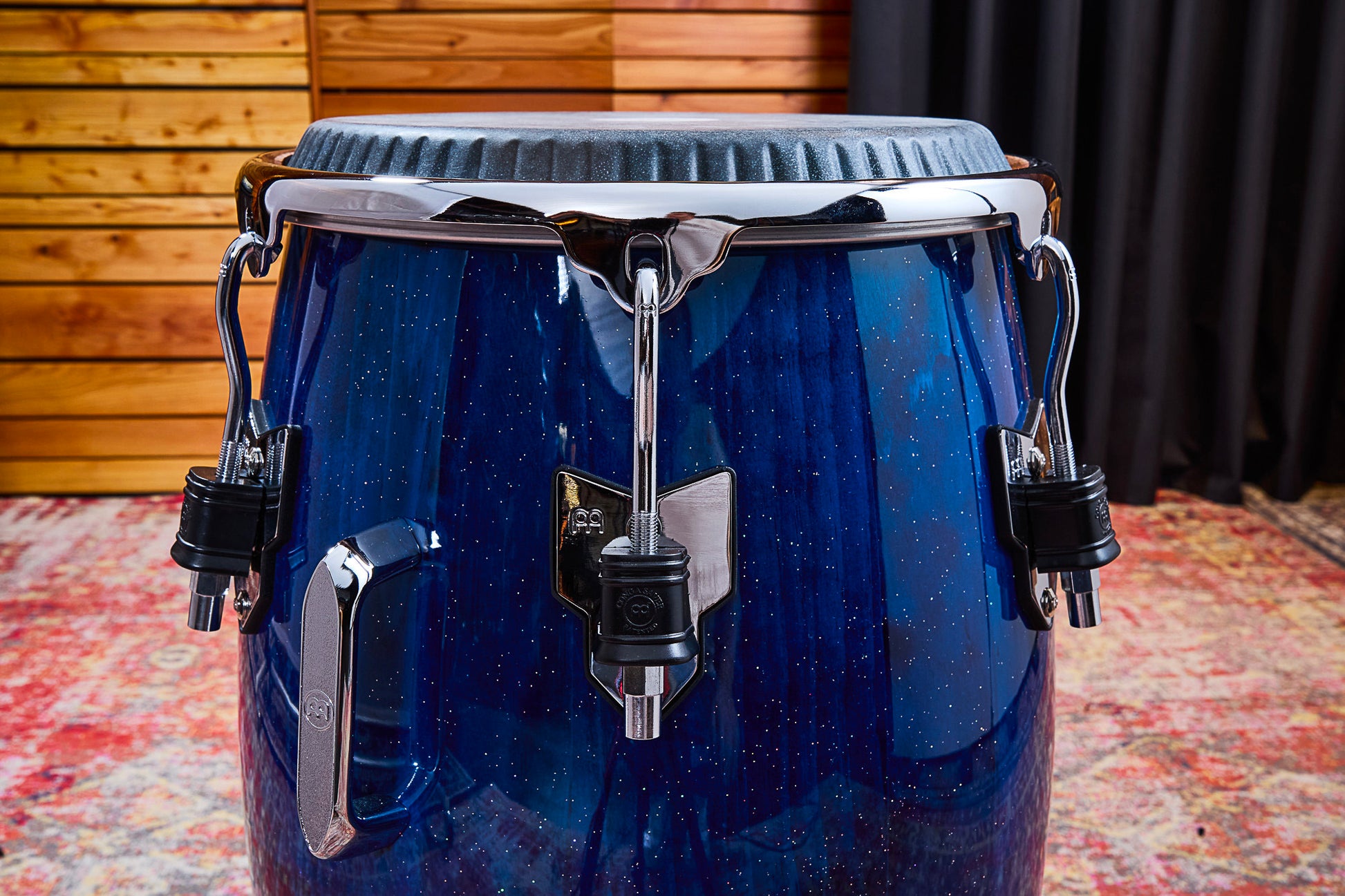 Conga William 'Kachiro' 11" 3/4, fût pin de Nouvelle-Zélande 3 plis, hauteur 76.2cm, peau cuir de veau noir, cercles SSR 4mm