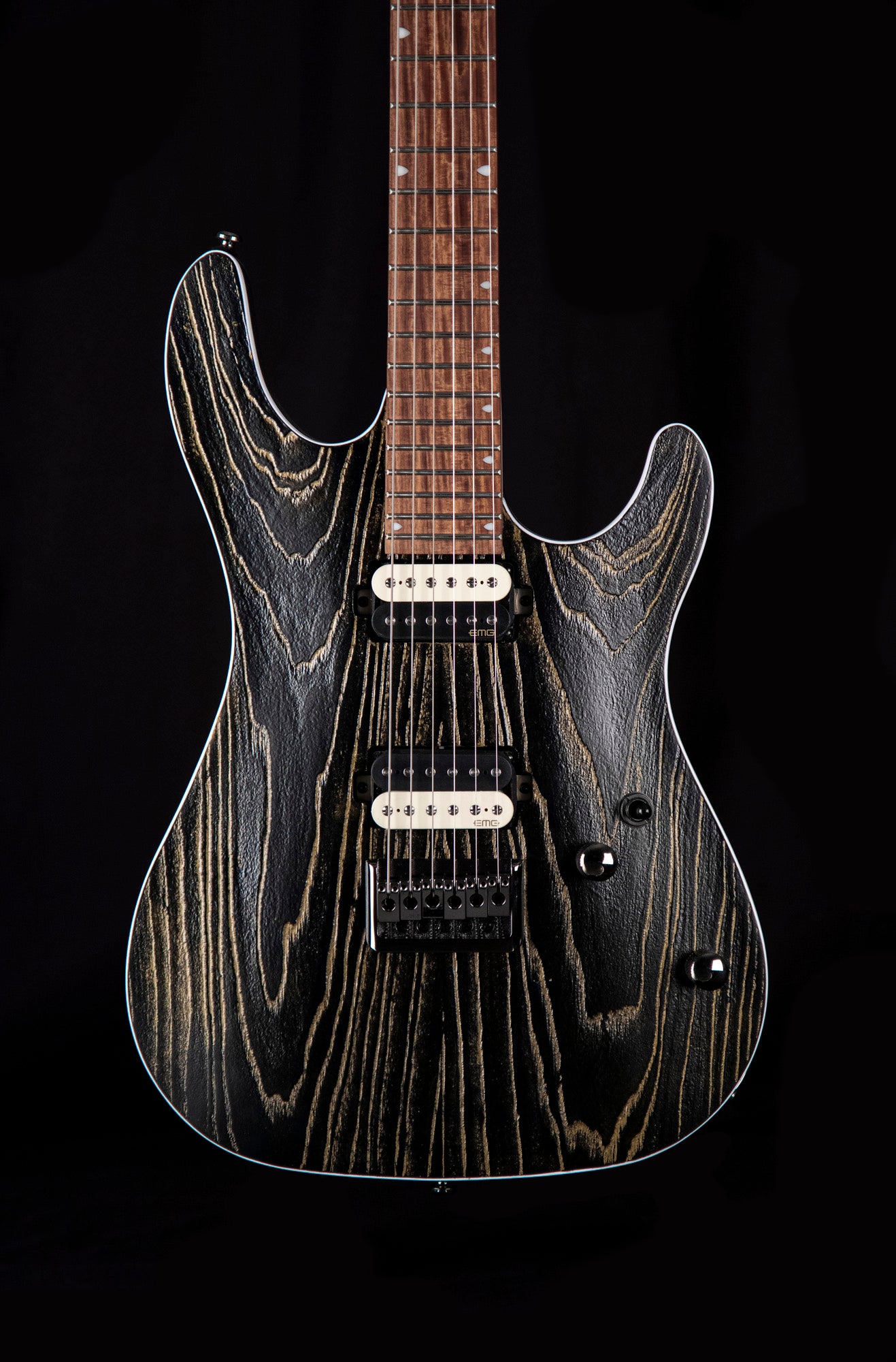 KX300 ETCHED, 6 cordes, corps acajou, table frêne sablée, touche pau ferro, 2 micros doubles EMG RetroActive, noir et or