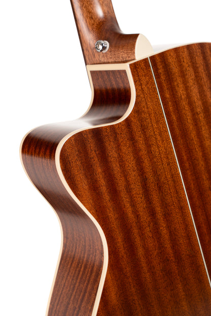 Essence OC4, table épicéa Sitka massif torréfié, f/e acajou, touche palissandre, Fishman Presys VT, semi brillant, table noire