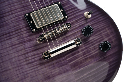 M600, corps acajou, placage érable flammé, manche collé acajou, 2 micros doubles Cort Voiced Tone VTH-59, trans purple burst