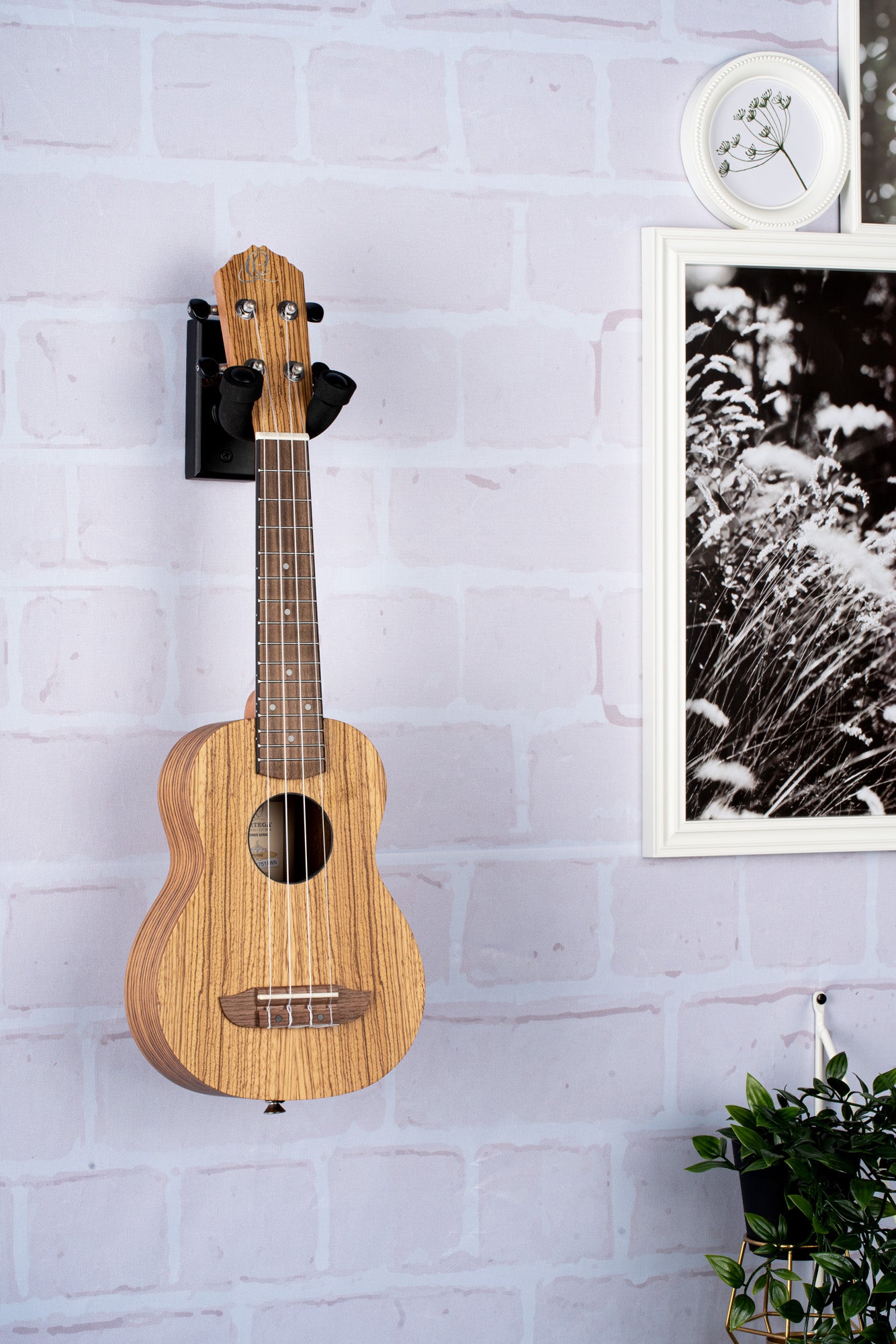 Support mural pour ukulélé, embase bois, fixation par 2 vis, étrier recouvert de mousse, noir