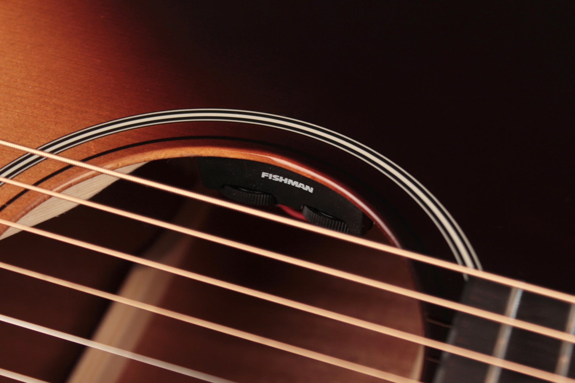 Earth 100SS, modèle Slope Shoulder, table épicéa Sitka massif, f/e acajou, EQ Fishman Sonitone, sunburst