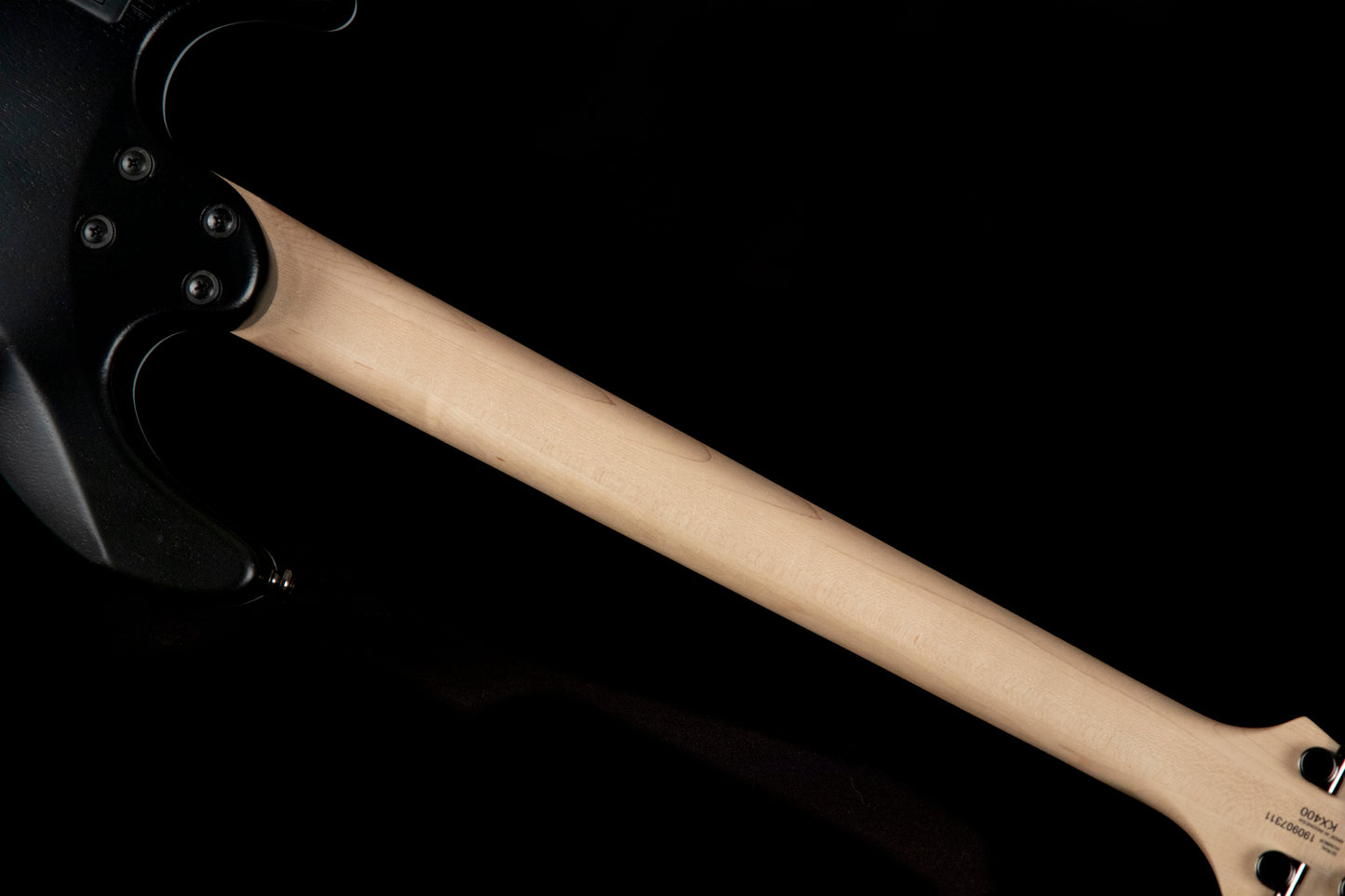 KX300 ETCHED, 6 cordes, corps acajou, table frêne sablée, touche pau ferro, 2 micros doubles EMG RetroActive, noir et or