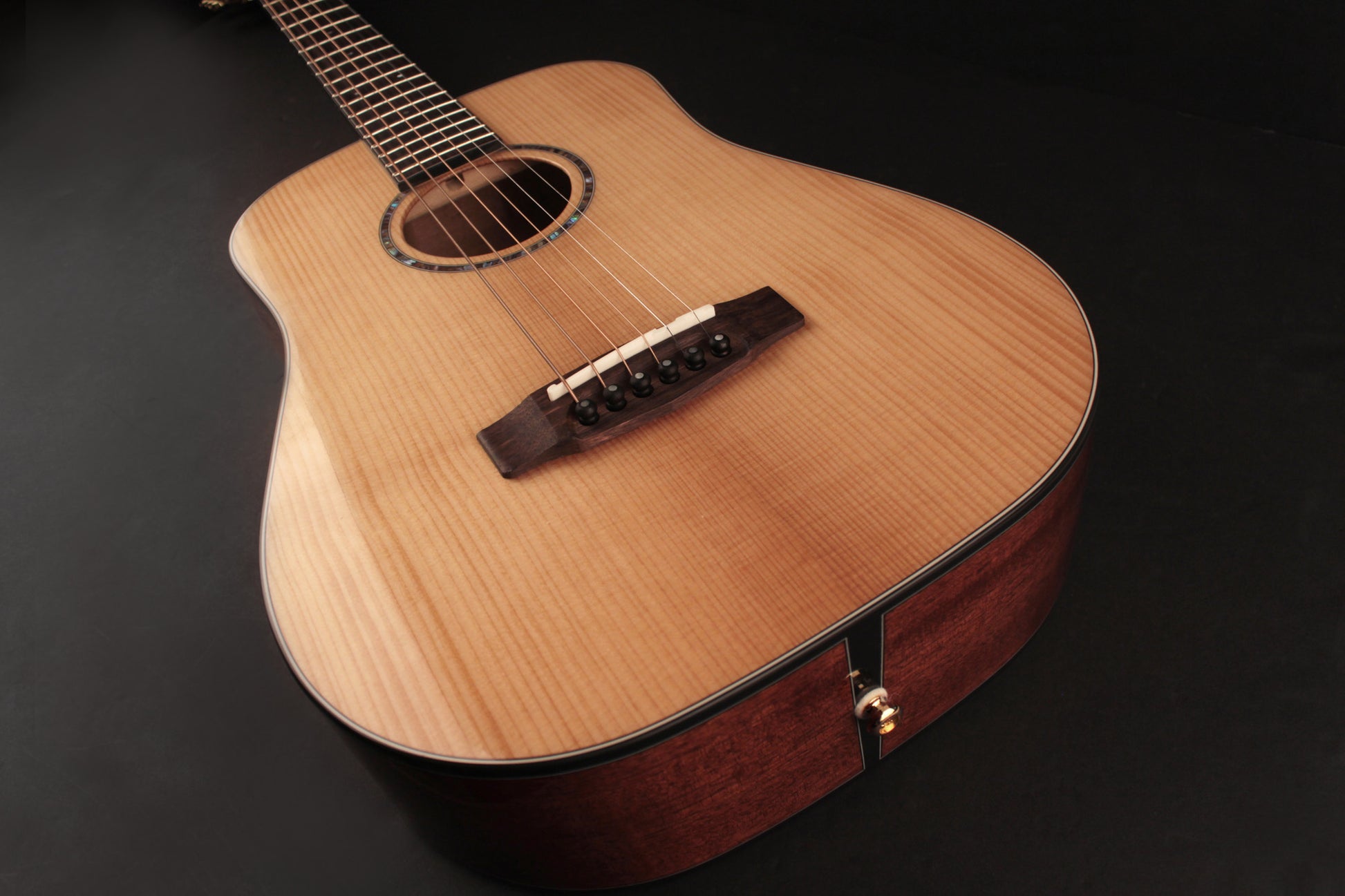 GOLD-MINI, forme Dreadnought 3/4, table épicéa massif torréfié, f/e acajou massif, avec housse, naturel brillant