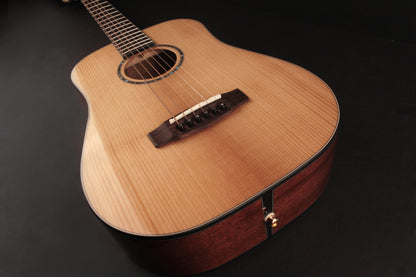 GOLD-MINI, forme Dreadnought 3/4, table épicéa massif torréfié, f/e acajou massif, avec housse, naturel brillant