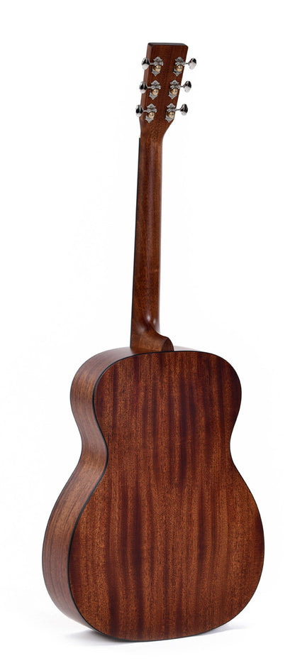 Modèle S000M-10E, Forme 000, table épicéa Sitka massif, f/e acajou massif, touche micarta, EQ LR Baggs, soft case, naturel