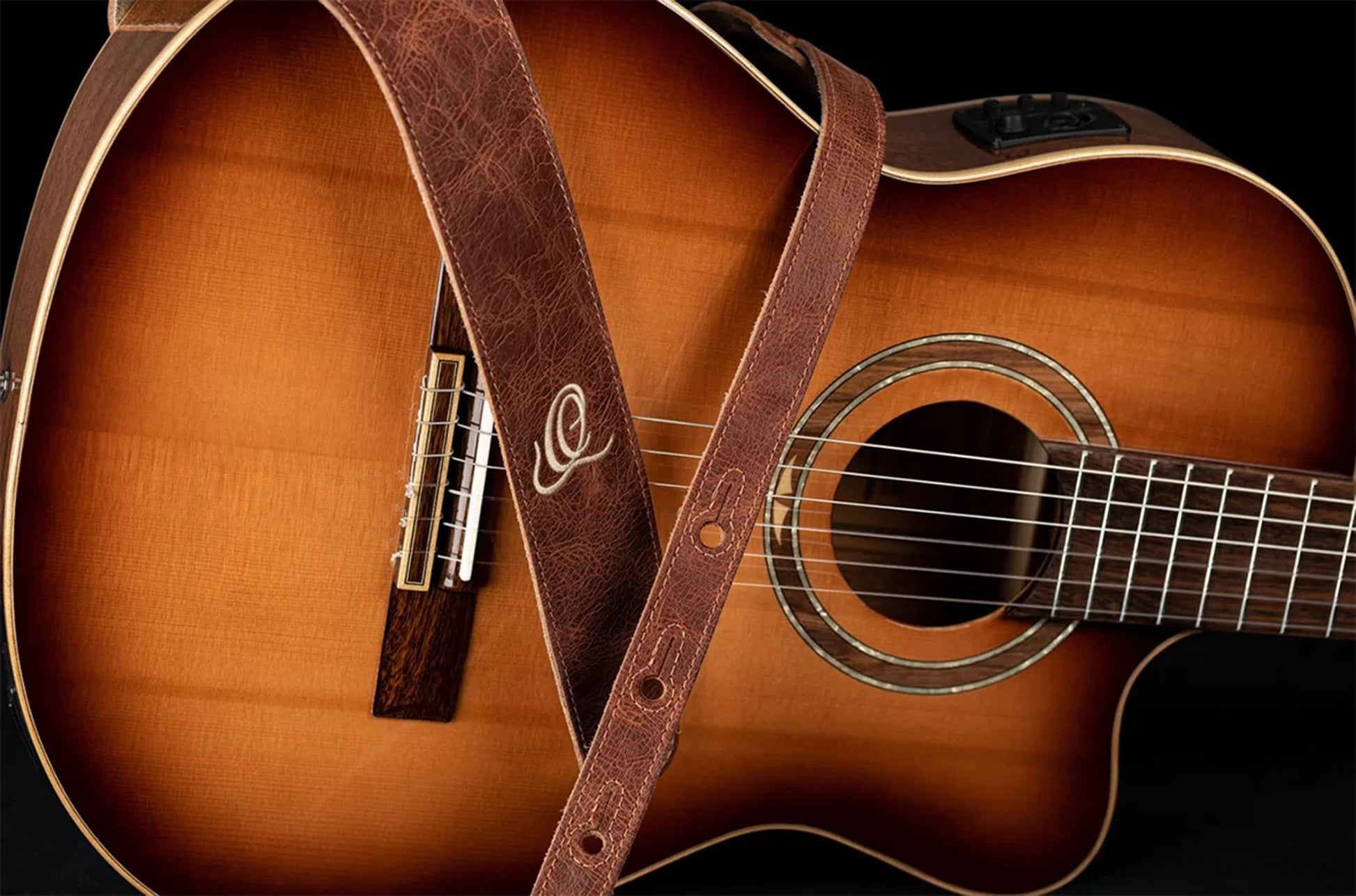 OSSU-30, courroie guitare, série Suede, face et dos cuir suédé, largeur 6 cm, longueur de 92 à 145 cm, caramel