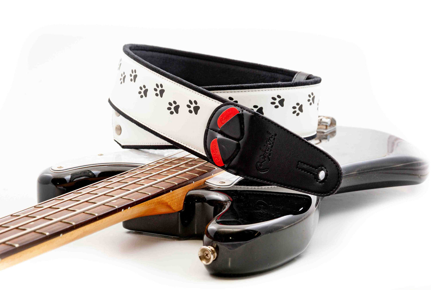 Courroie modèle CAT, extérieur synthétique, largeur 6 cm, longueur 100 à 145 cm, porte-médiators intégré, blanc