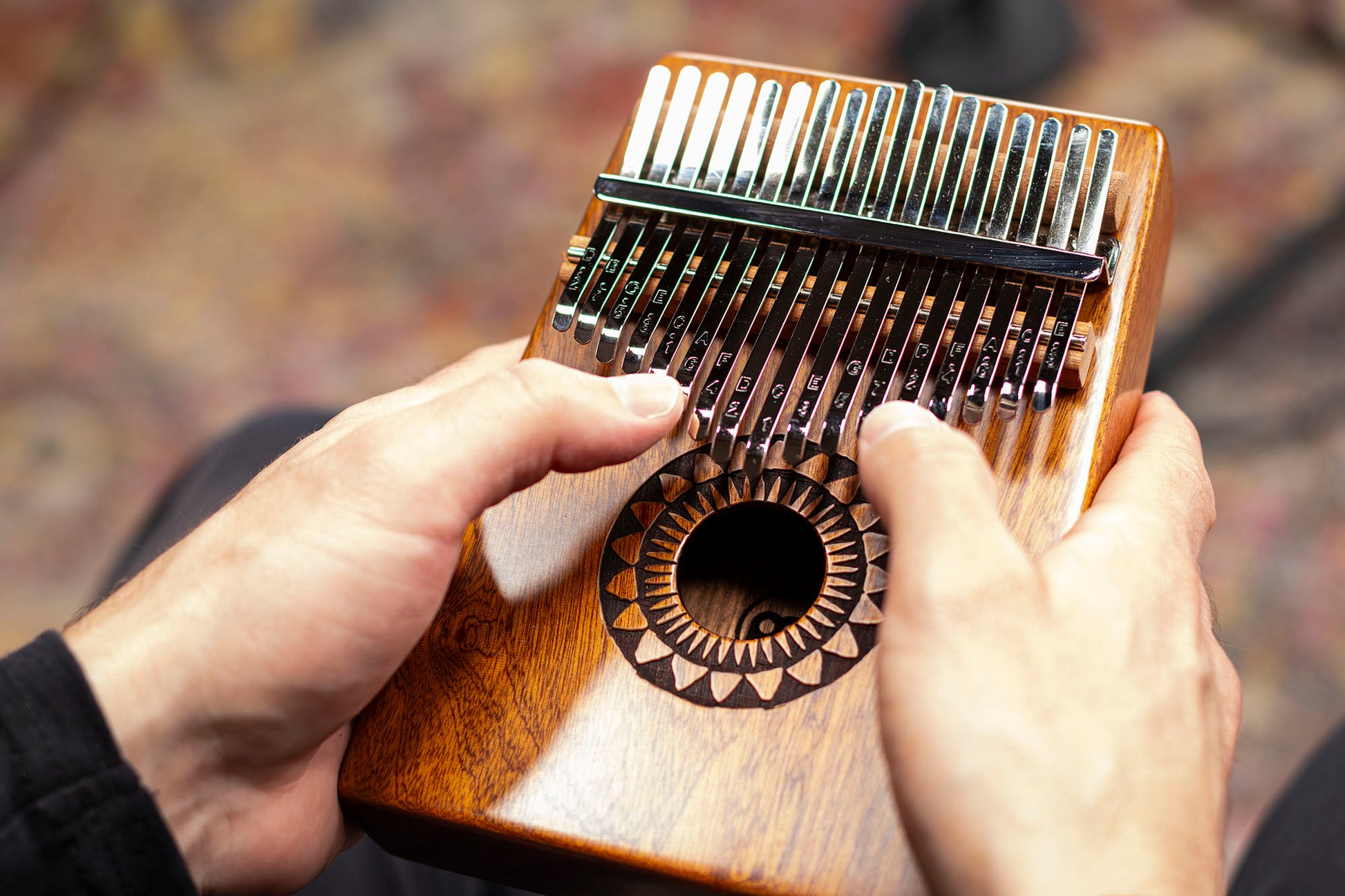 Kalimba Meinl avec rosace, 17 notes, design Sun - KA17SU