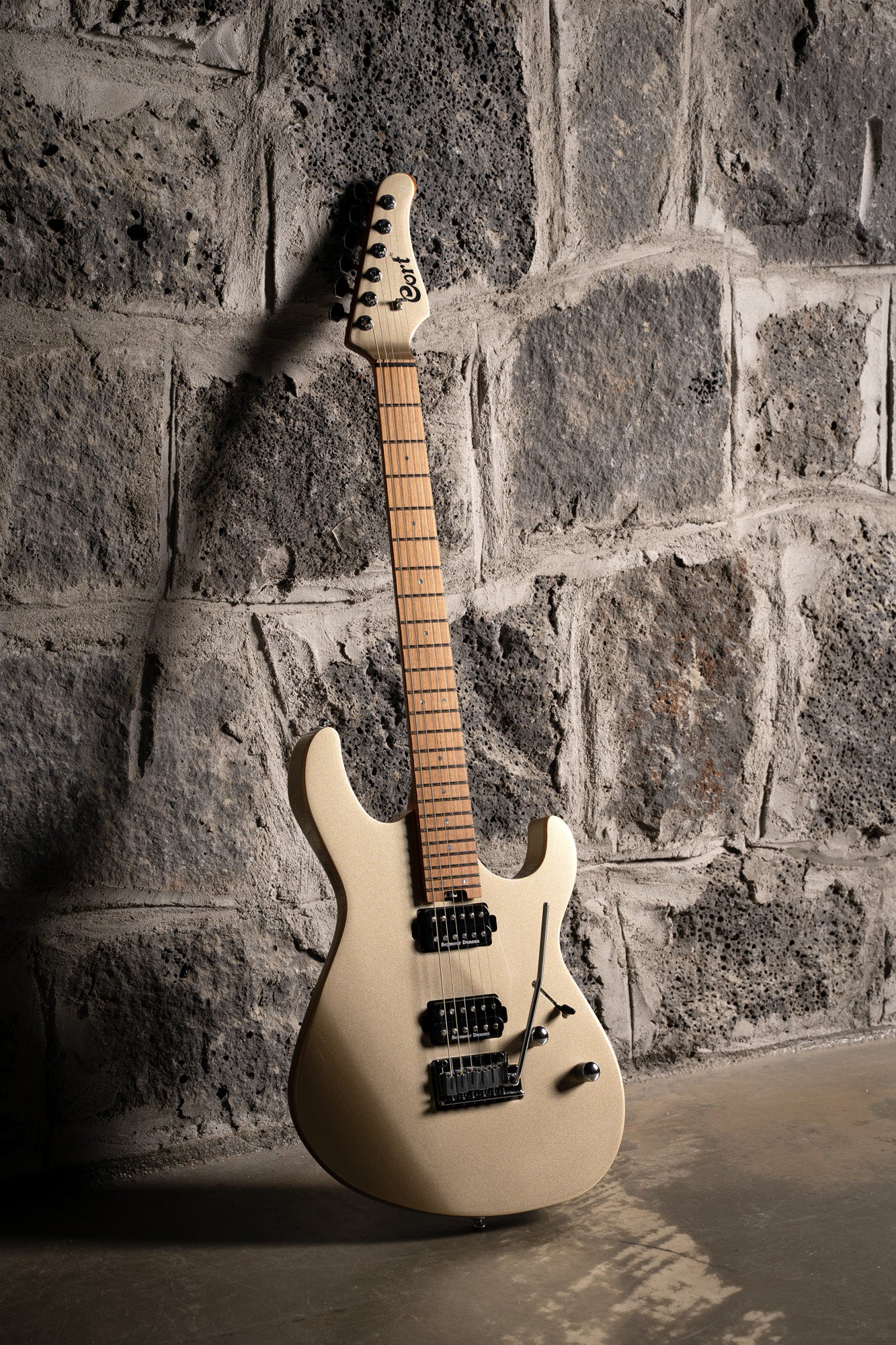 G300 PRO, corps tilleul, table érable massif, manche et touche érable torréfié, 2 micros Seymour Duncan, metallic gold