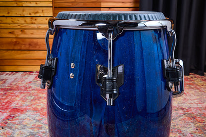 Conga William 'Kachiro' 11" 3/4, fût pin de Nouvelle-Zélande 3 plis, hauteur 76.2cm, peau cuir de veau noir, cercles SSR 4mm