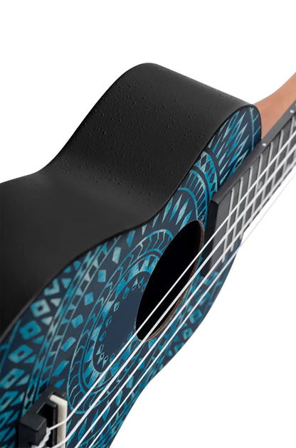 K2SS-BKC, pack ukulélé Soprano Superscale, table agathis design"kaléidoscope", corps ABS galbé, accessoires, bleu satiné