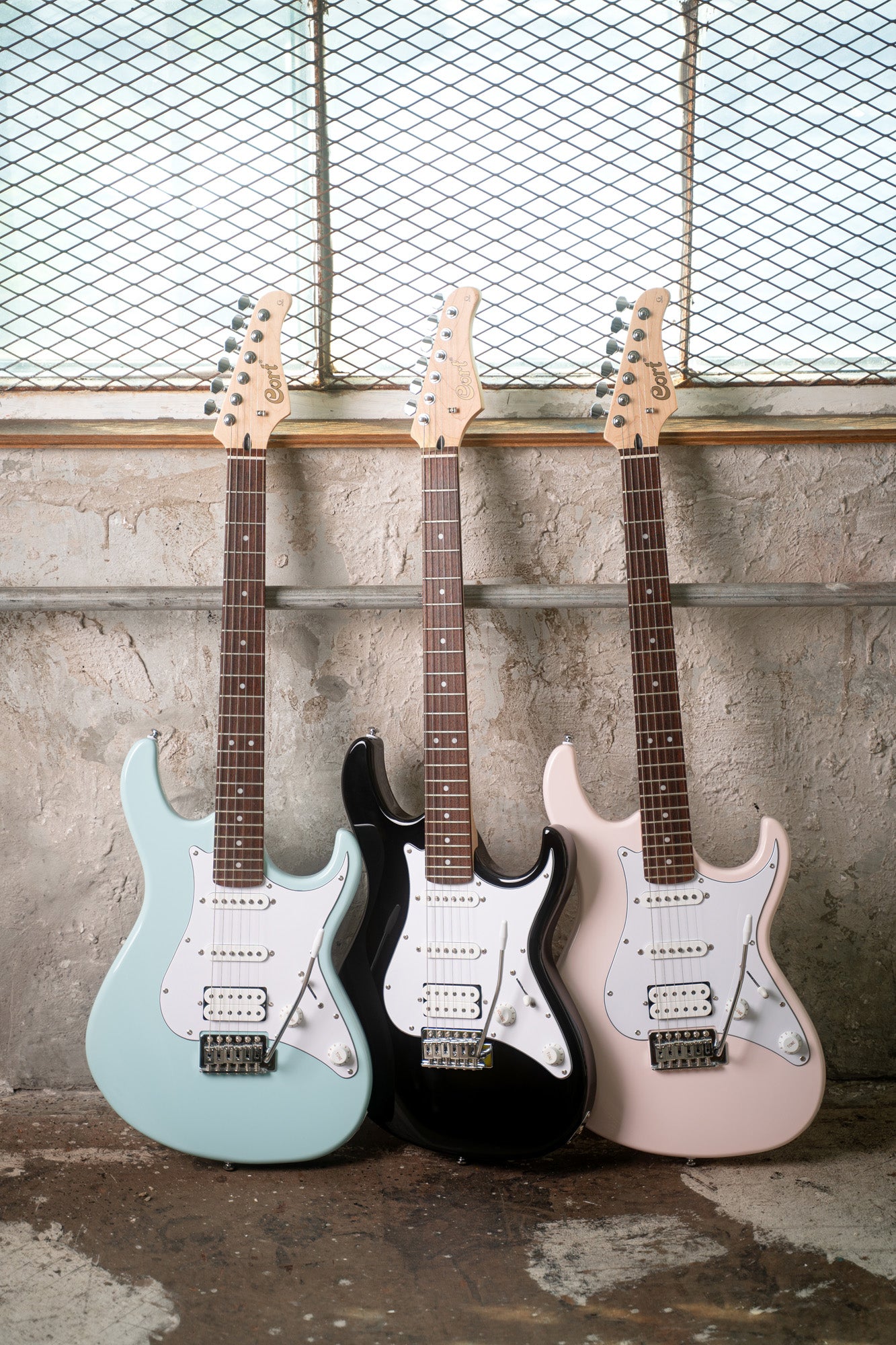 G200SP, corps peuplier, manche érable, touche jatoba , 2 micros simples et 1 double Powersound, plaque blanche, noir