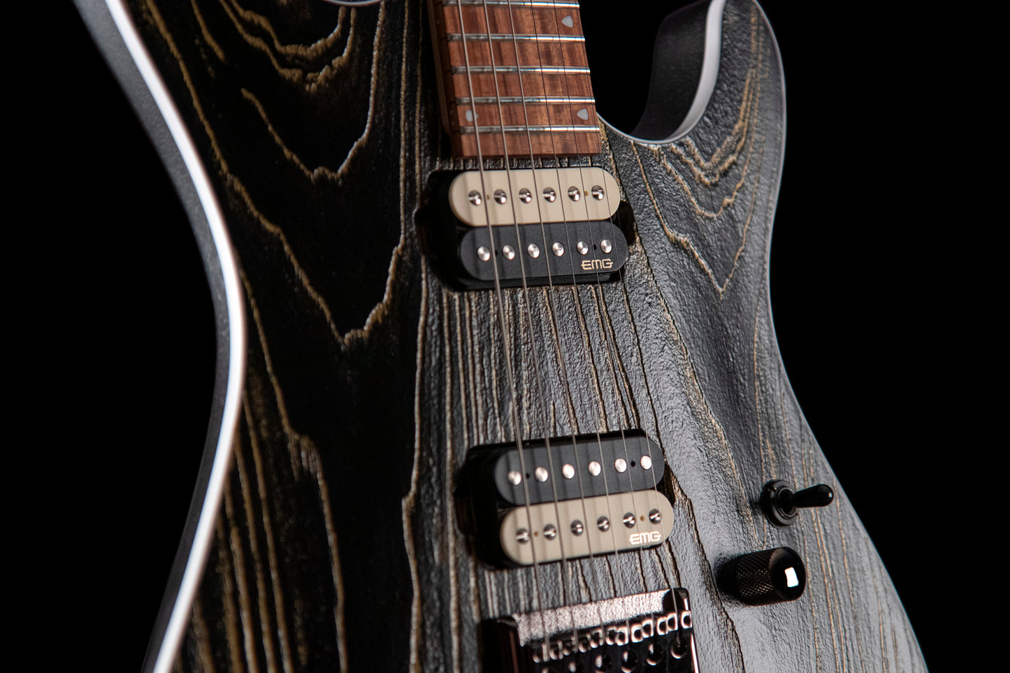 KX300 ETCHED, 6 cordes, corps acajou, table frêne sablée, touche pau ferro, 2 micros doubles EMG RetroActive, noir et or