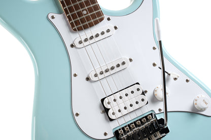 G200, corps peuplier, manche érable, touche jatoba , 2 micros simples et 1 double Powersound, plaque blanche, bleu ciel