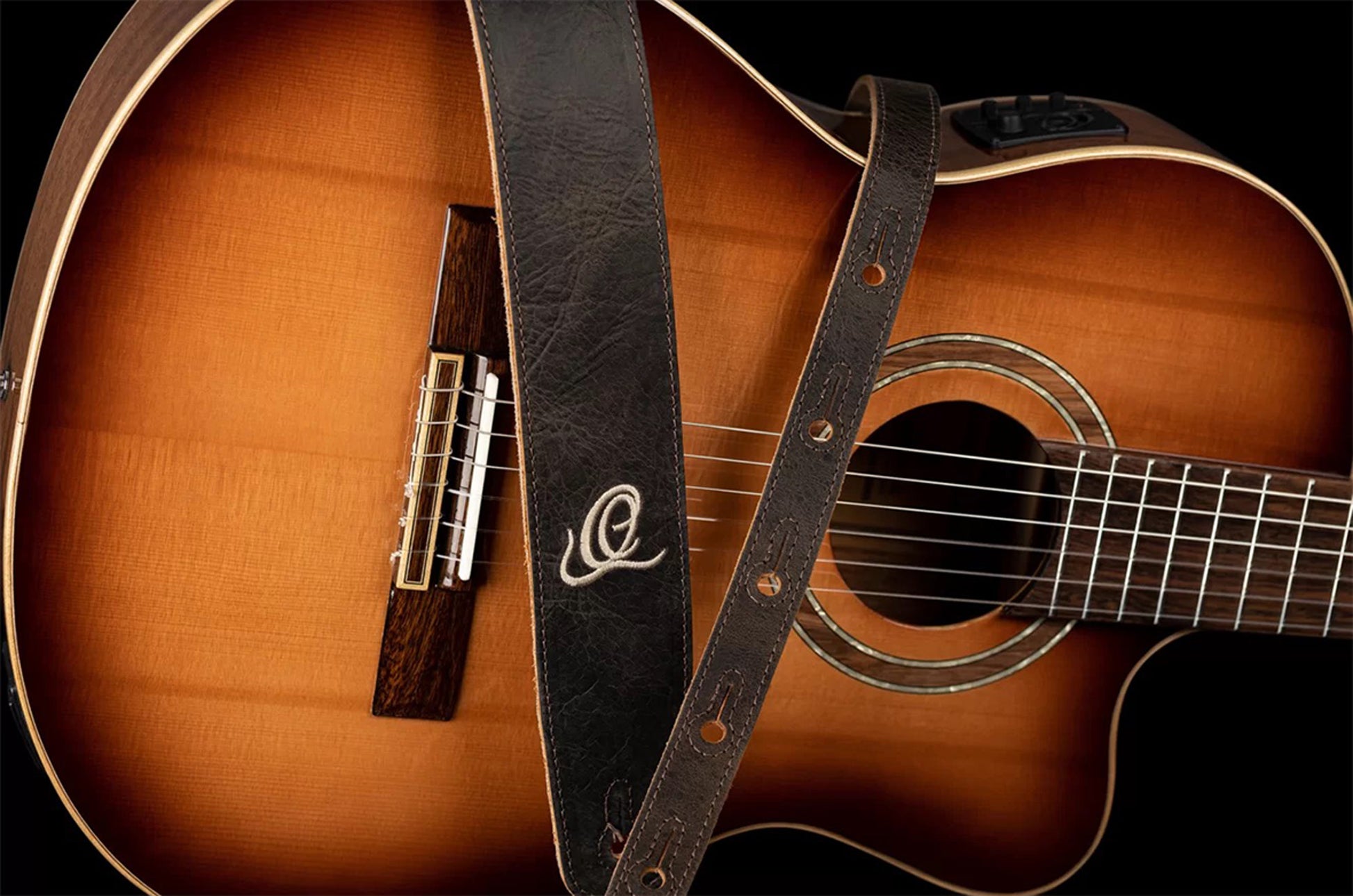 OSSU-70, courroie guitare, série Suede, face & dos cuir suédé, largeur 6 cm, longueur de 92 à 145 cm, patina bronze