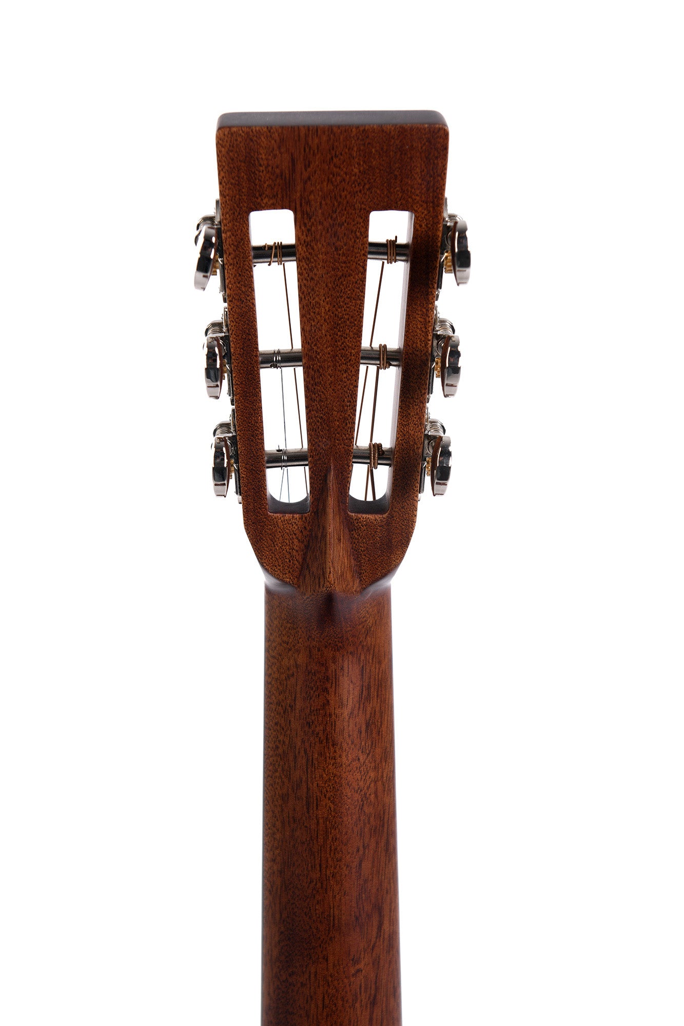 Modèle 000M-15S, Forme 000, table acajou massif, f/e acajou, touche & chevalet micarta, tête ajourée, naturel satiné