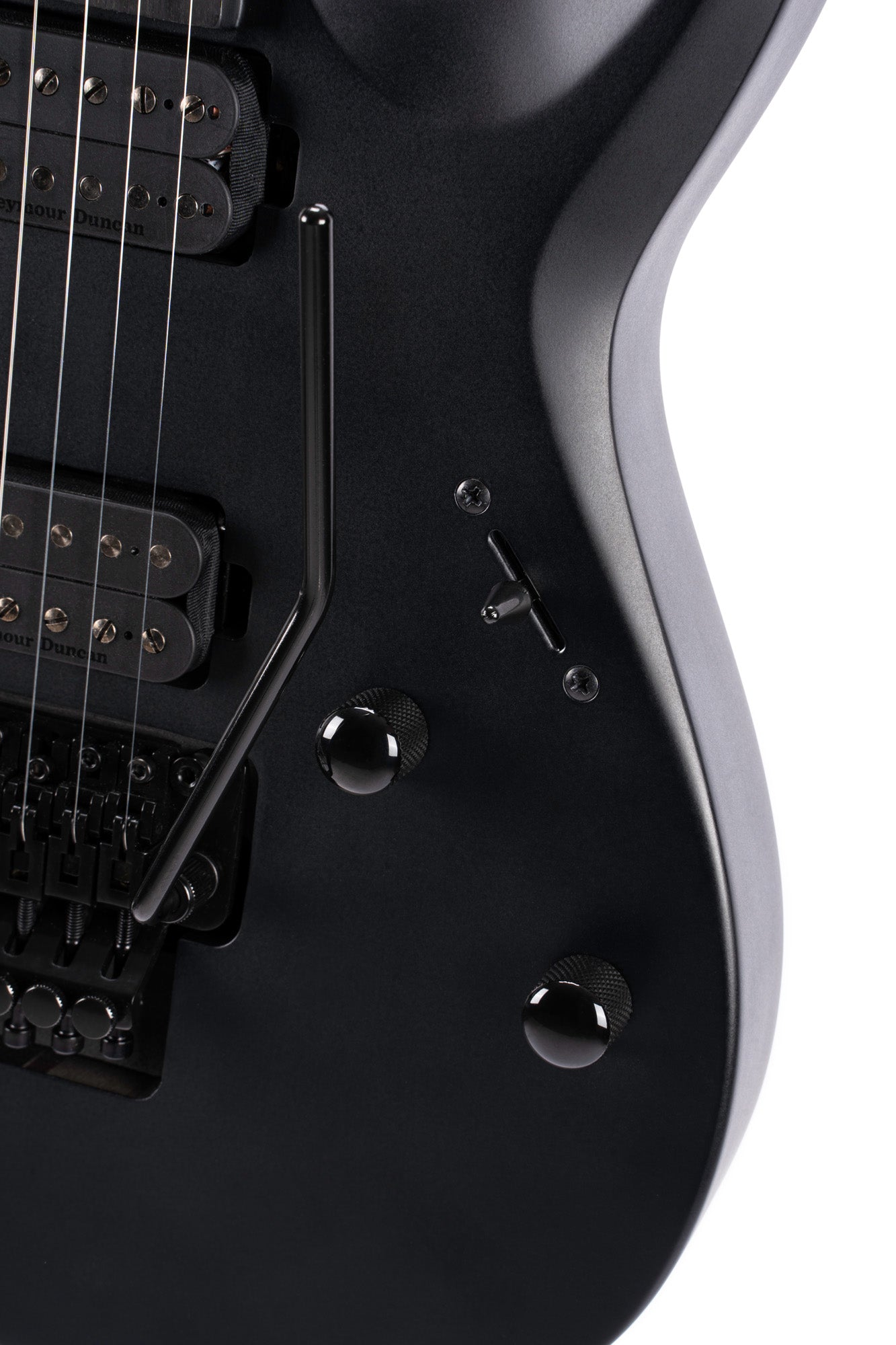 X500 Menace, corps acajou, table érable massif, manche collé 7 pièces, touche ébène, vibrato Floyd Rose, micros Seymour, noir