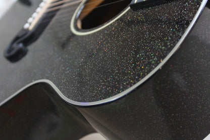 Modèle GJM-1E, Grand Jumbo, table épicéa massif, f/e acajou, touche micarta, EQ Fishman, noir pailleté