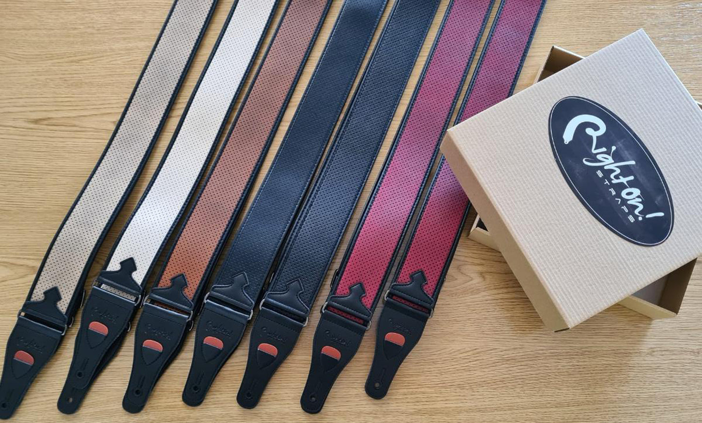 Pack de 7 courroies modèle MONTE-CARLO: 2x noir, 2x rouge, 1x woody, 1x beige, 1x vintage white, livré en boite cartonnée
