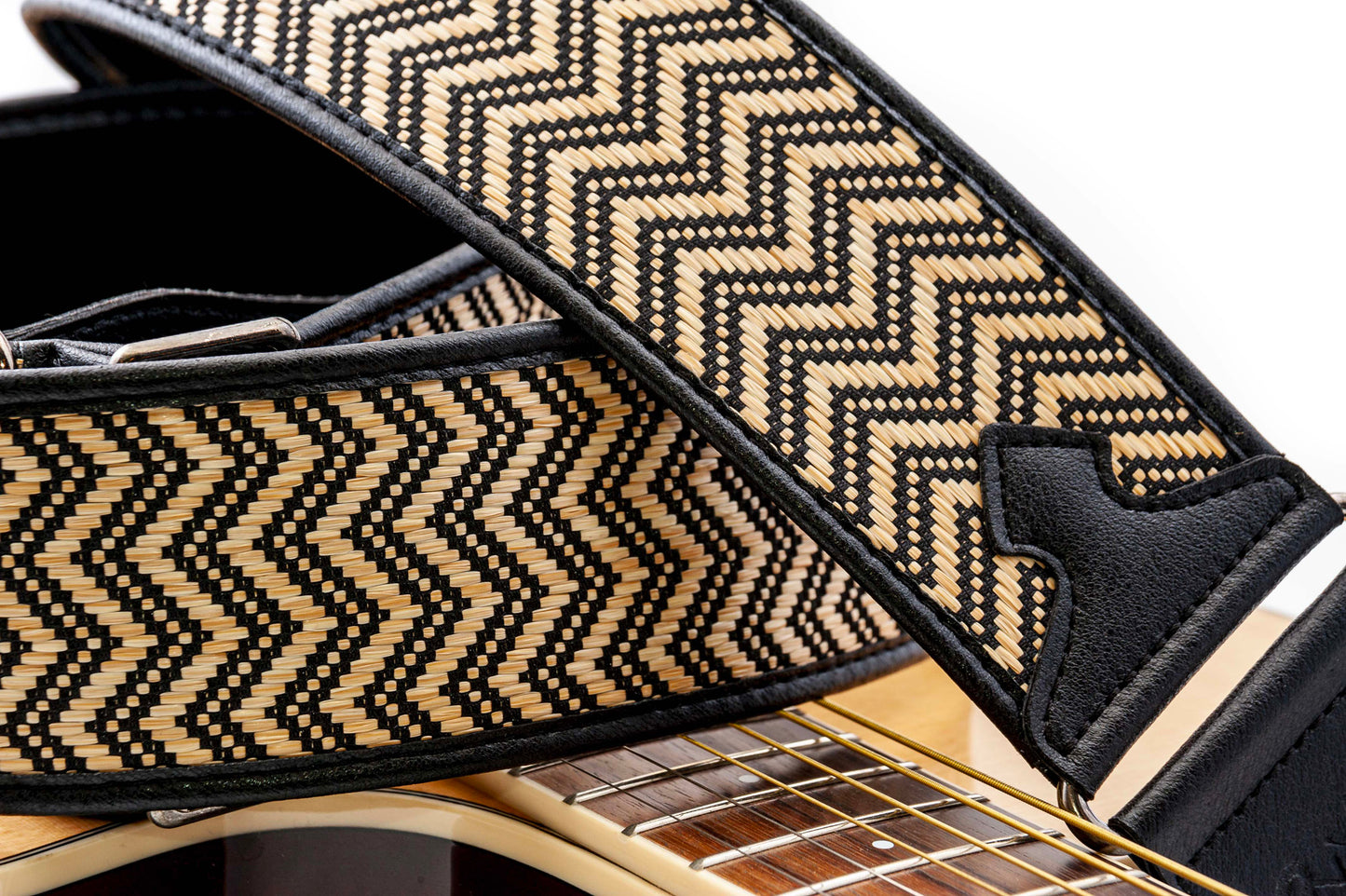 Courroie modèle VICTORIA, fibre naturelle, largeur 6 cm, longueur 95 à 150 cm, porte-médiators intégré, beige et noir