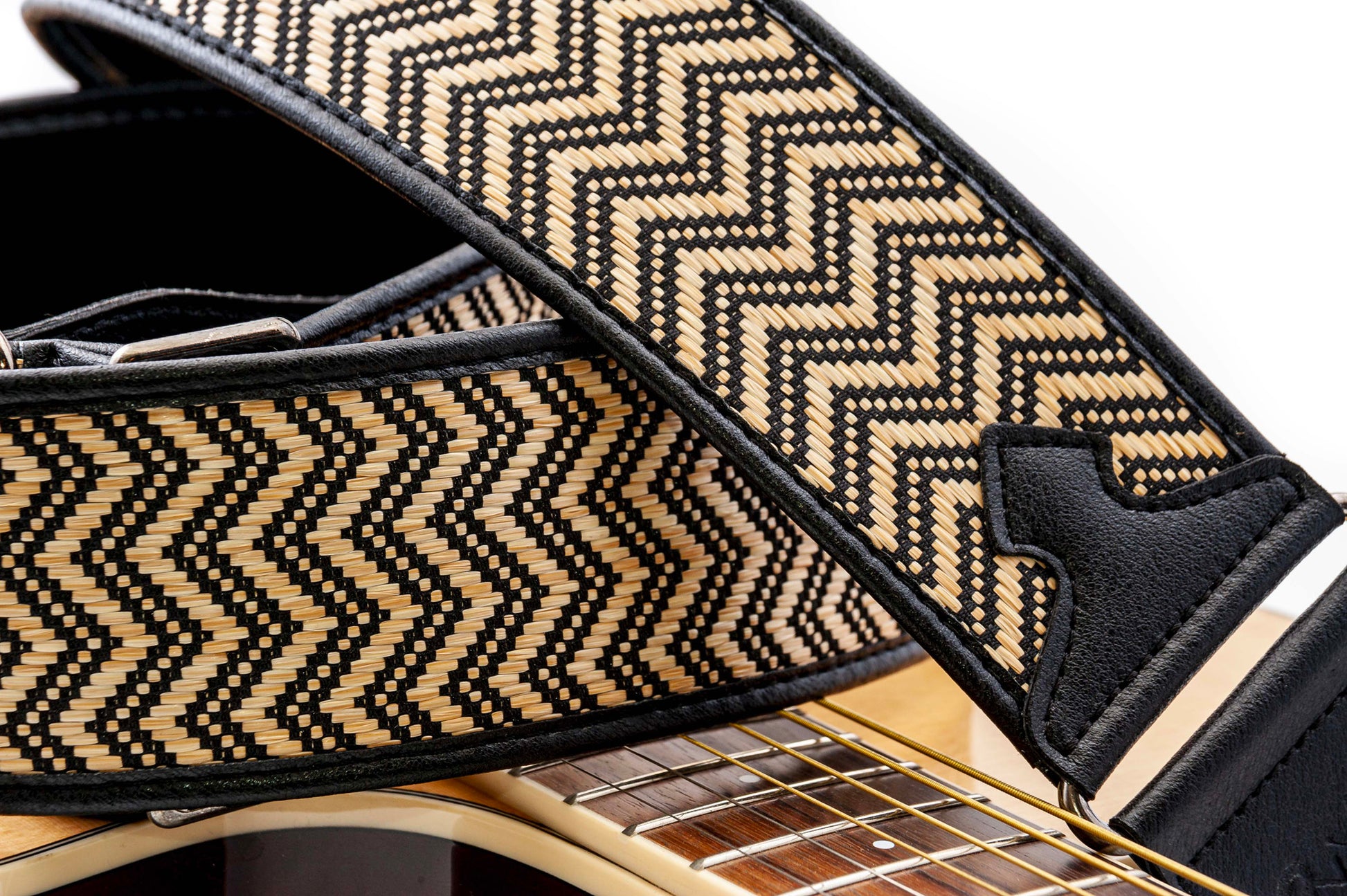 Courroie modèle VICTORIA, fibre naturelle, largeur 6 cm, longueur 95 à 150 cm, porte-médiators intégré, beige et noir