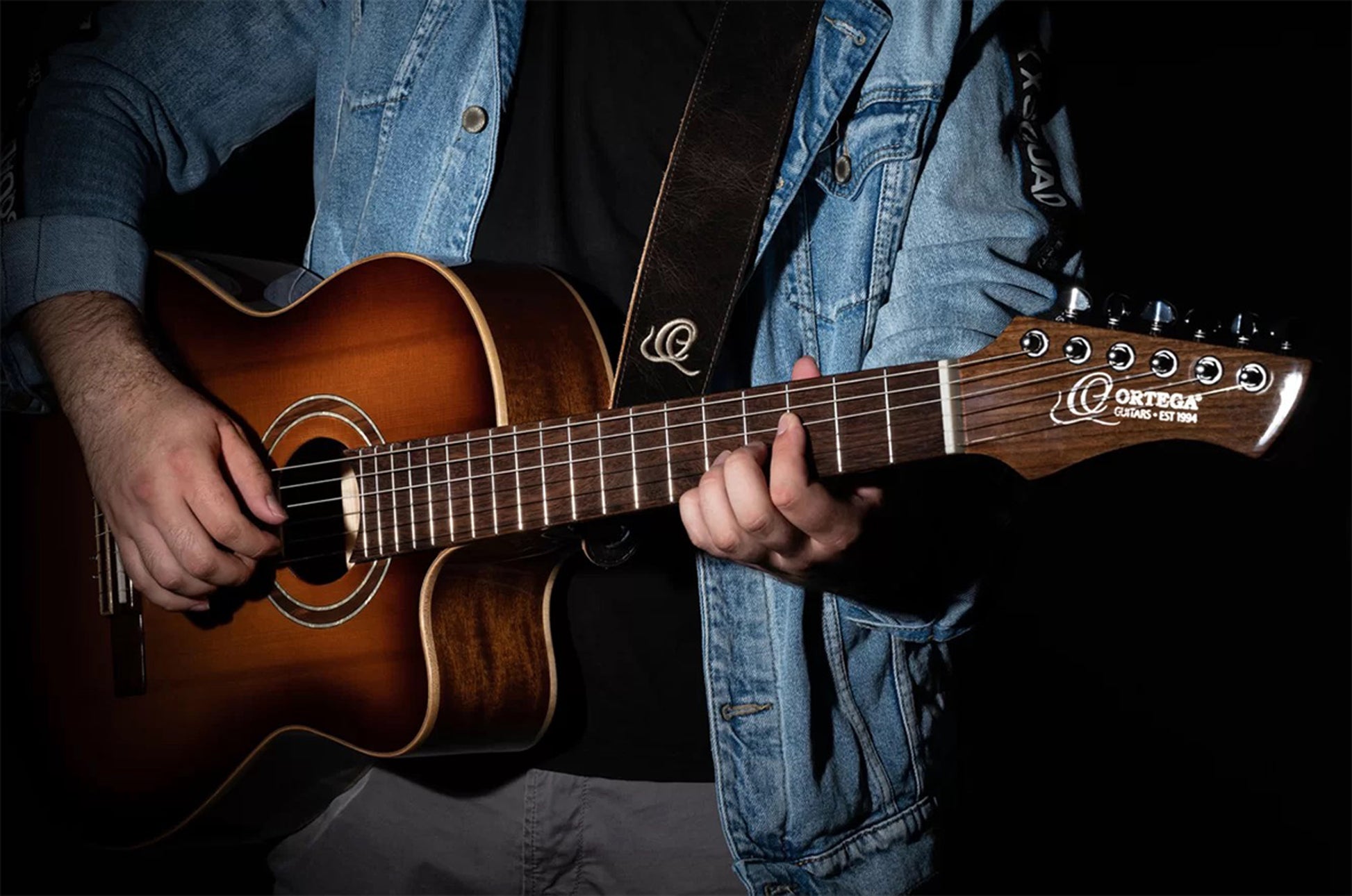 OSSU-70, courroie guitare, série Suede, face & dos cuir suédé, largeur 6 cm, longueur de 92 à 145 cm, patina bronze