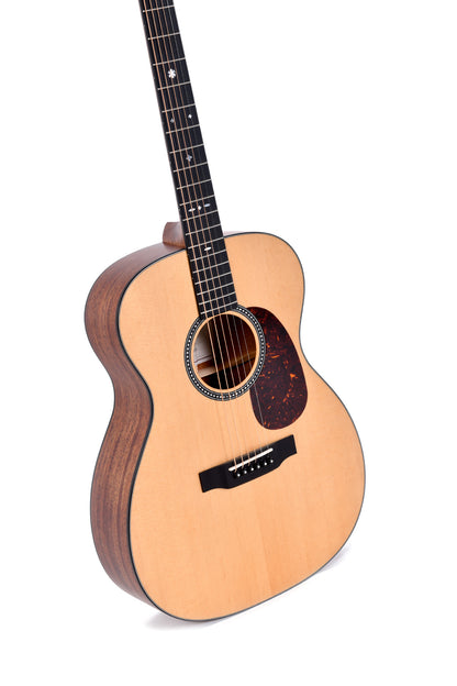 Modèle S000M-10E, Forme 000, table épicéa Sitka massif, f/e acajou massif, touche micarta, EQ LR Baggs, soft case, naturel