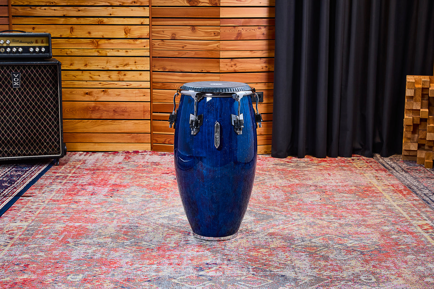 Conga William 'Kachiro' 11" 3/4, fût pin de Nouvelle-Zélande 3 plis, hauteur 76.2cm, peau cuir de veau noir, cercles SSR 4mm