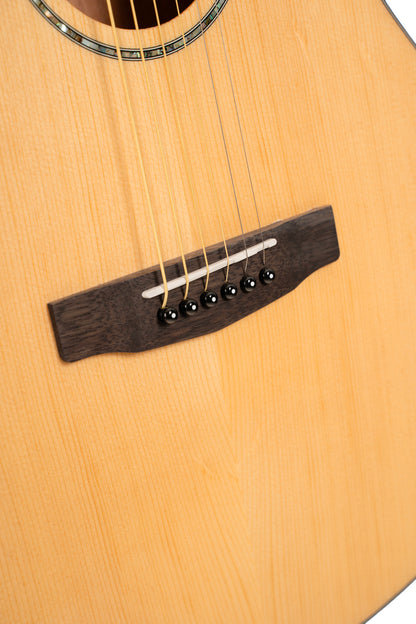 L60, forme Orchestra Model, pan coupé, table épicéa massif, fond & éclisses acajou, touche laurier, EQ CE304T, naturel brillant