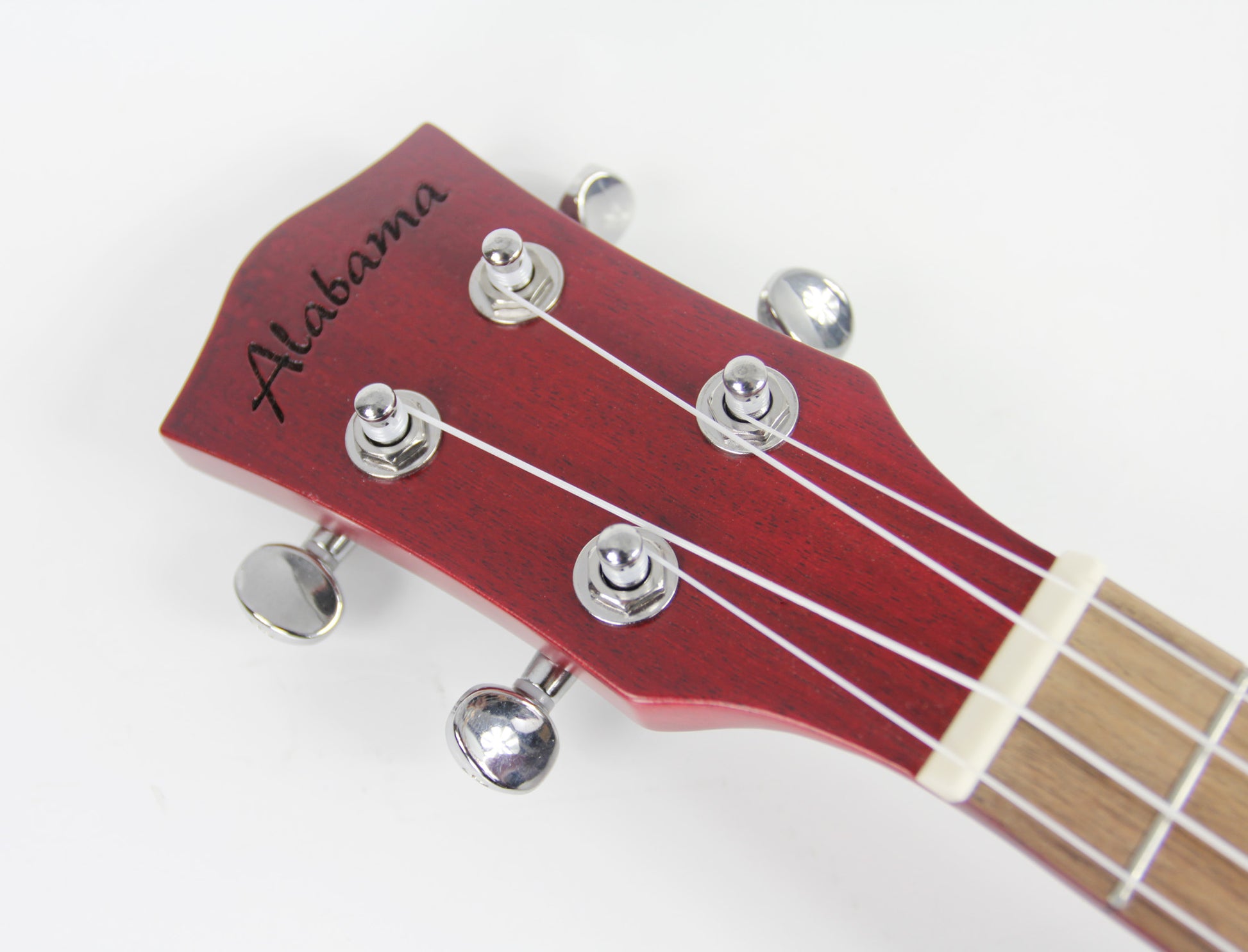 Ukulélé Concert, table sapele, fond & éclisses sapele, rosace gravée, touche & chevalet noyer, avec housse, rouge