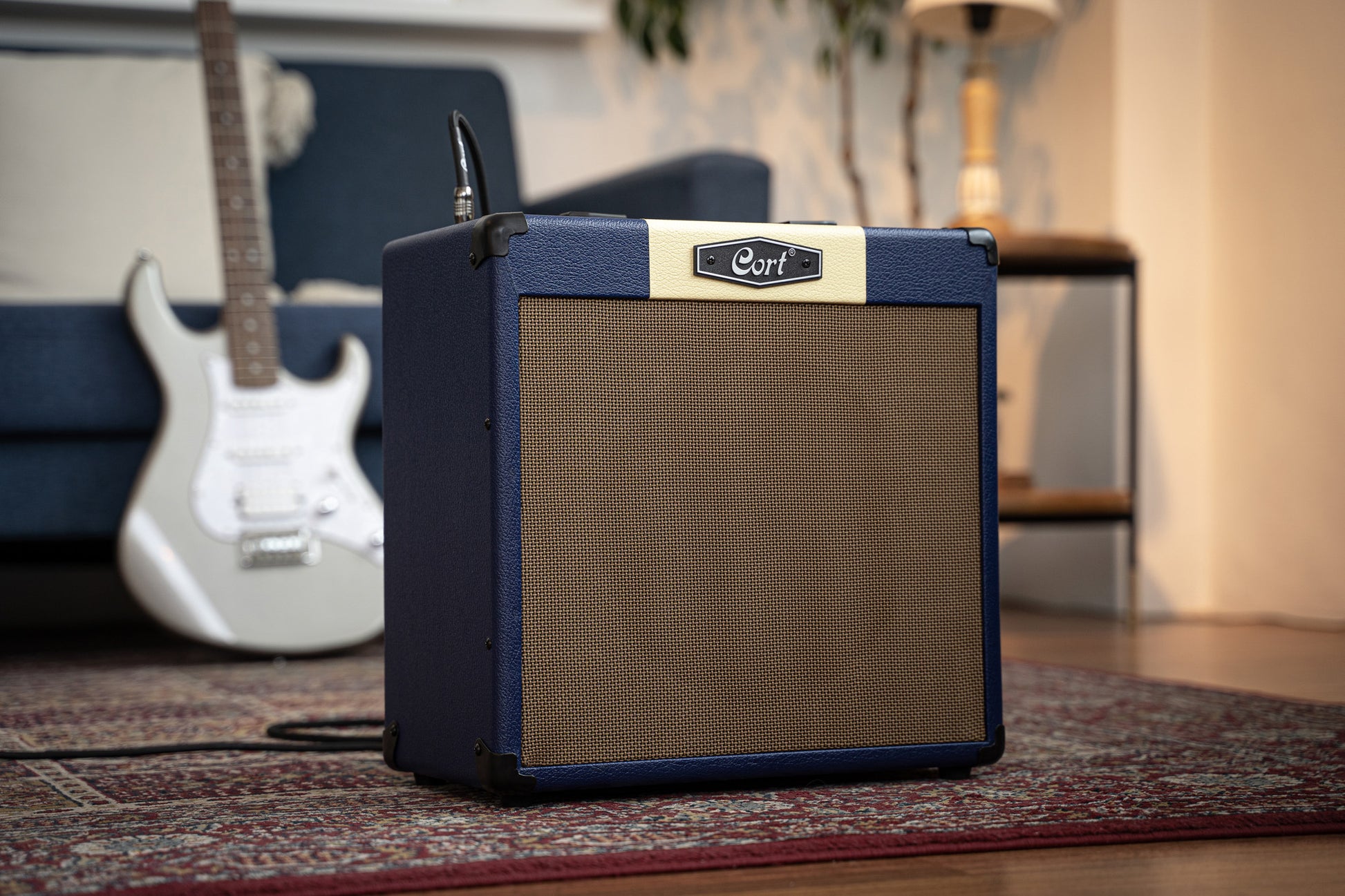 Ampli guitare 30W, 1x 10", 2 canaux, égaliseur 3 bandes, réverb, entrée Bluetooth, entrée CD/MP3 mini-Jack, bleu