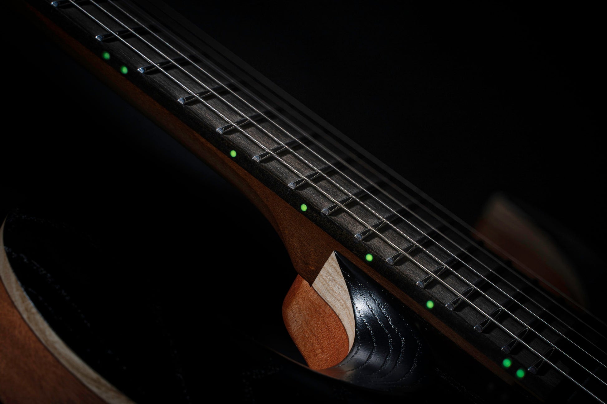 KX700EV, corps acajou, table frêne, touche ébène, chevalet Evertune, micros Seymour Duncan Sentient & Nazgûl, housse