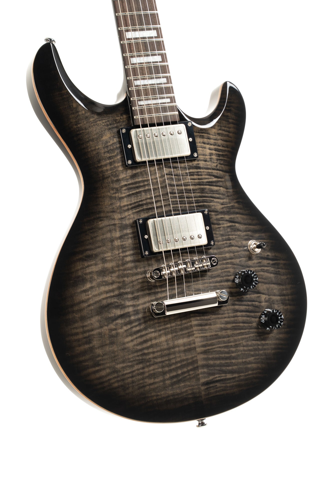 M600, corps acajou, placage érable flammé, manche collé acajou, 2 micros doubles Cort Voiced Tone VTH-59, trans black burst