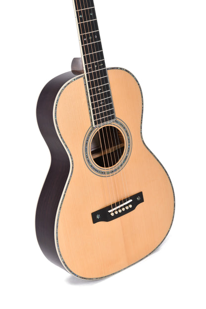 Modèle S00R-42S, série Custom, Forme 00, table épicéa massif, f/e palissandre massif, touche ébène, soft case, naturel brillant