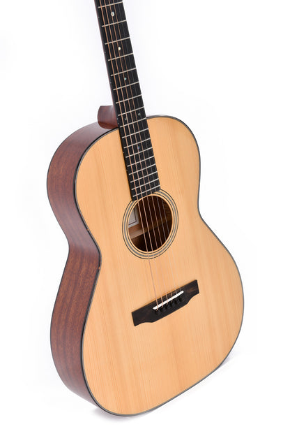 Modèle S000M-18S, série Custom, Forme 000, table épicéa massif, f/e acajou massif, tête ajourée, soft case, naturel brillant