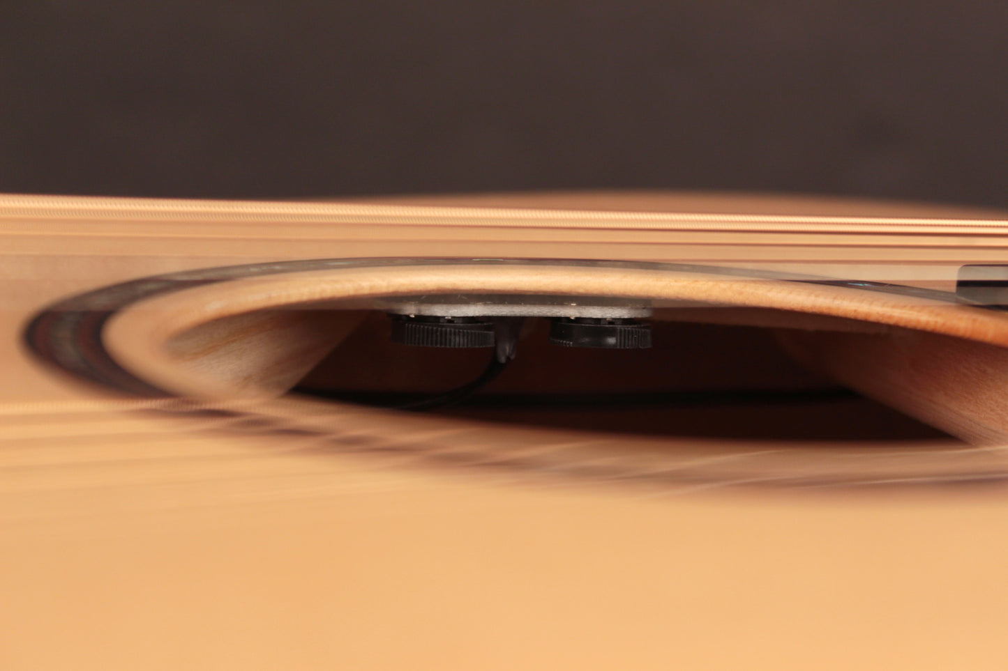 GA-MY, série Bevel Cut, table épicéa massif, fond & éclisses myrtlewood, EQ L.R. Baggs EAS-VTC, naturel brillant