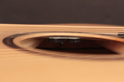 GA-MY, série Bevel Cut, table épicéa massif, fond & éclisses myrtlewood, EQ L.R. Baggs EAS-VTC, naturel brillant