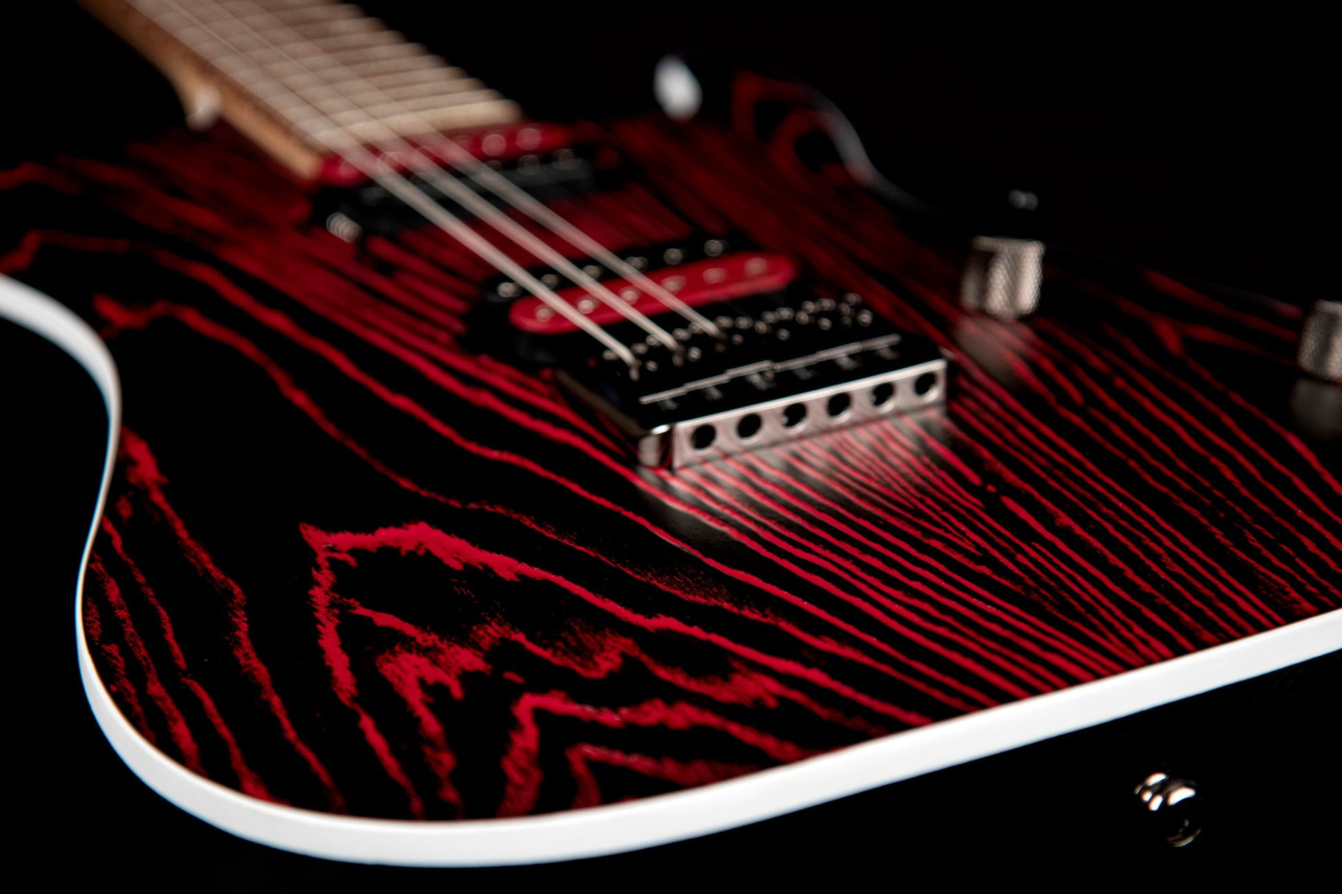 KX300 ETCHED, 6 cordes, corps acajou, table frêne sablée, touche pau ferro, 2 micros doubles EMG RetroActive, noir et rouge