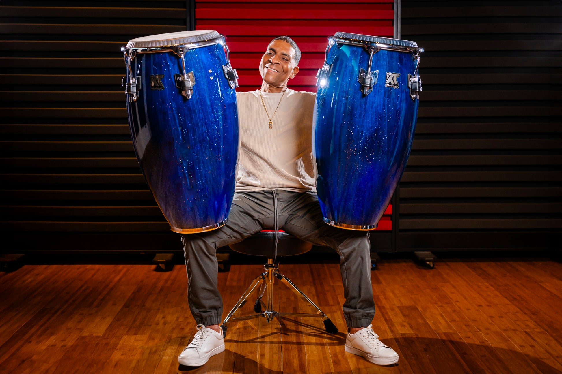 Quinto William 'Kachiro' 11", fût pin de Nouvelle-Zélande 3 plis, hauteur 76.2cm, peau cuir de veau noir, cercles SSR 4mm