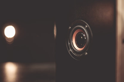 Mini enceinte cajon pré-amplifiée servant de haut-parleur Bluetooth®.