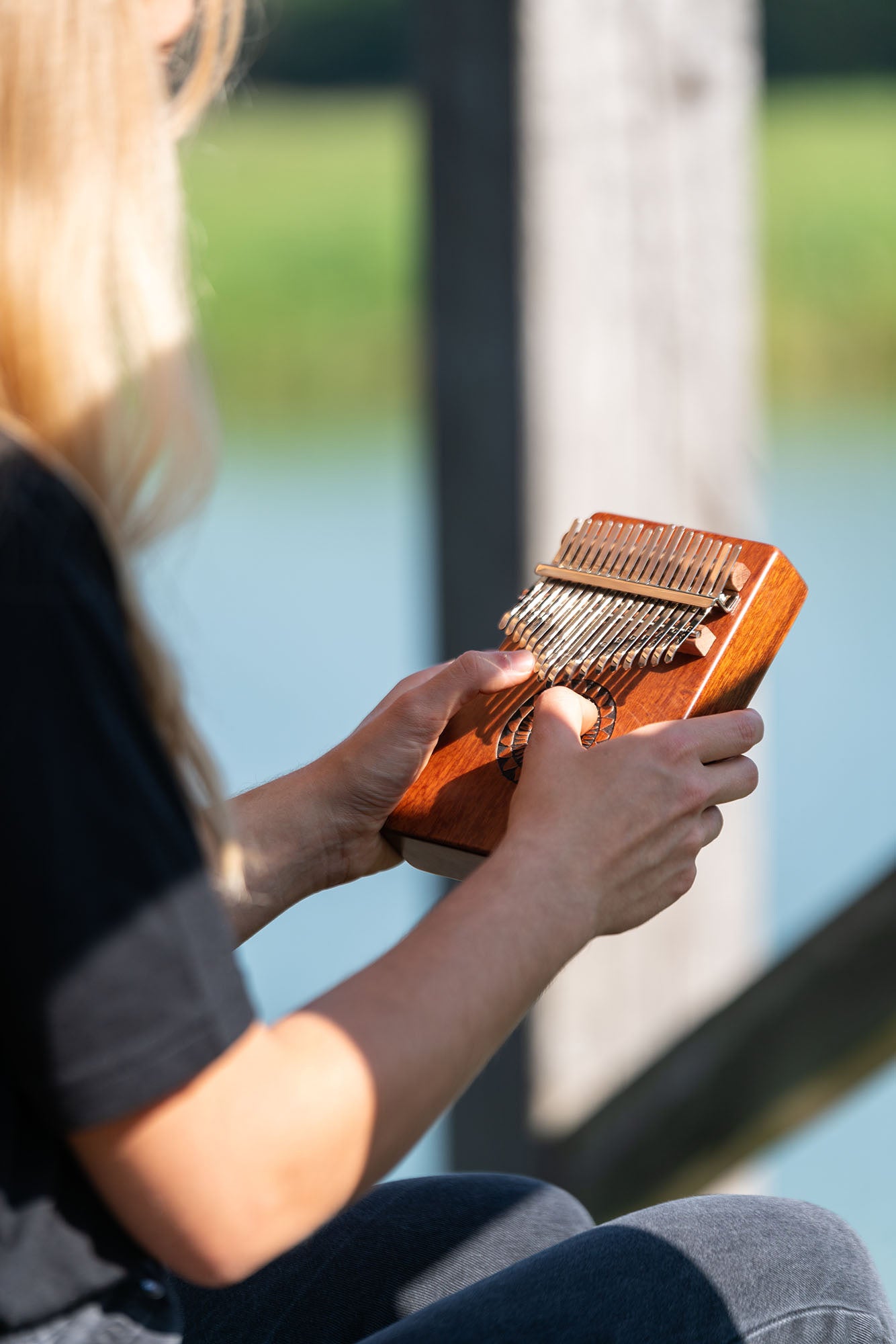 Kalimba Meinl avec rosace, 17 notes, design Sun - KA17SU