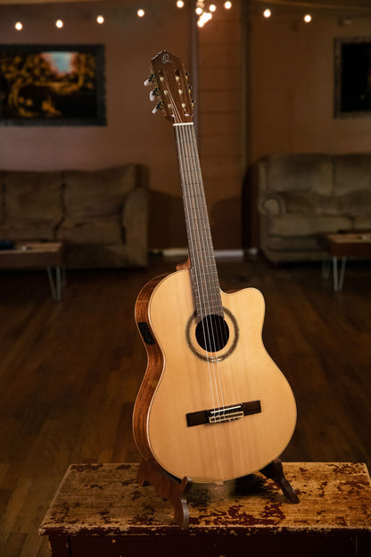 RCE138SN, modèle Slim Neck, pan coupé, EQ MagusPro, table épicéa massif, f/e sapele, manche acajou (sillet 48 mm), housse