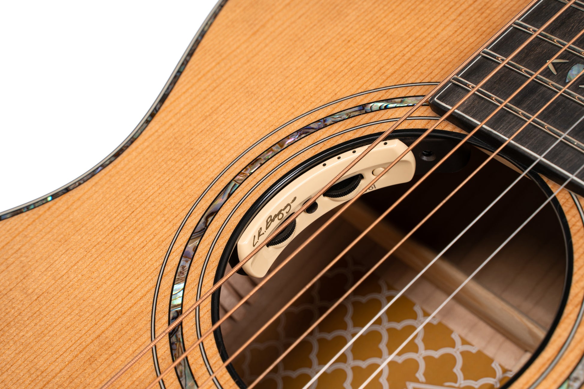 GOLD-PASSION, forme Concert, table épicéa massif torréfié, f/e érable flammé massif AAA, EQ LR Baggs, naturel brillant, étui