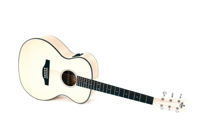 Modèle GM-1E, Grand OM, table épicéa massif, f/e acajou, touche micarta, EQ Fishman, blanc pailleté