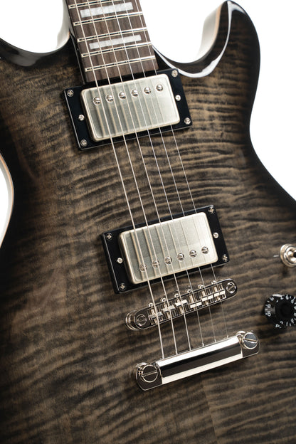 M600, corps acajou, placage érable flammé, manche collé acajou, 2 micros doubles Cort Voiced Tone VTH-59, trans black burst