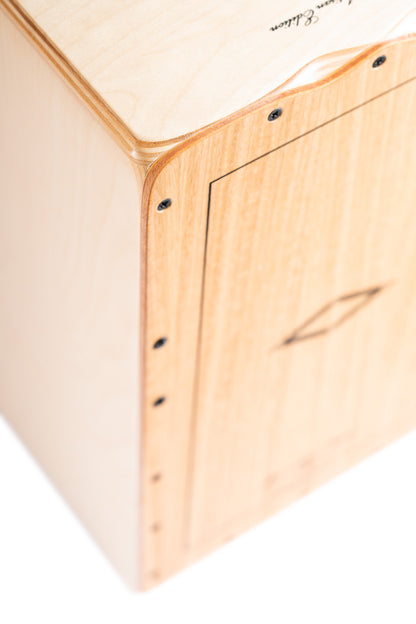 CAJON MEINL ARTISAN TANGO, FAÇADE EUCALYPTUS, CORPS EN BOULEAU BALTIQUE 7 PLIS (9MM)