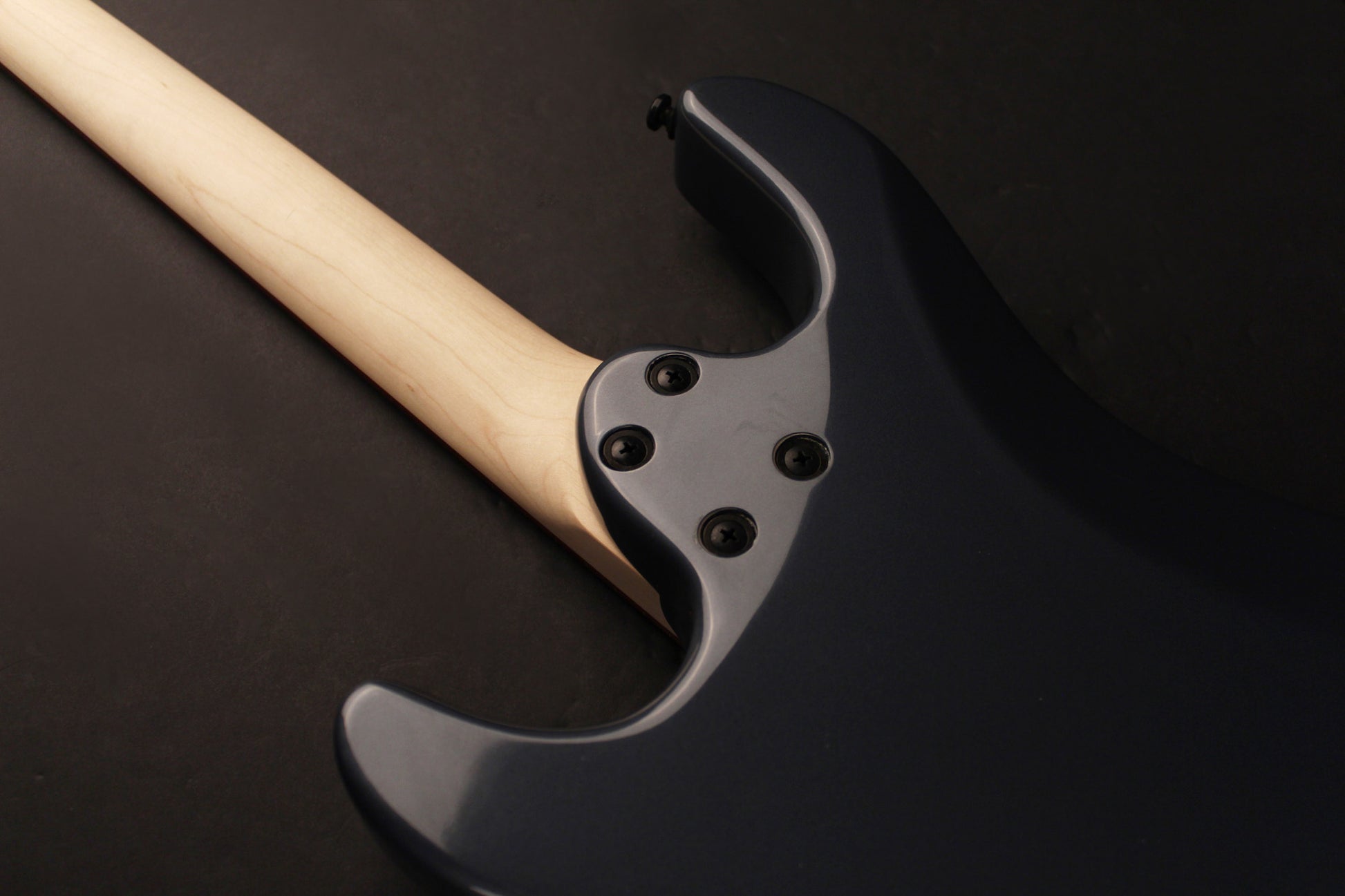 KX100, corps tilleul, manche vissé érable, touche jatoba, 2 micros doubles Powersound, metallic ash