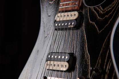 KX300 ETCHED, 6 cordes, corps acajou, table frêne sablée, touche pau ferro, 2 micros doubles EMG RetroActive, noir et or